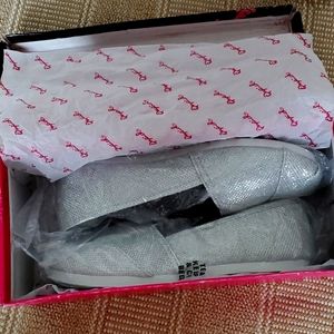 Silp on Loafers. Cssual alpargata style, sliver-glitter color, elastic inset